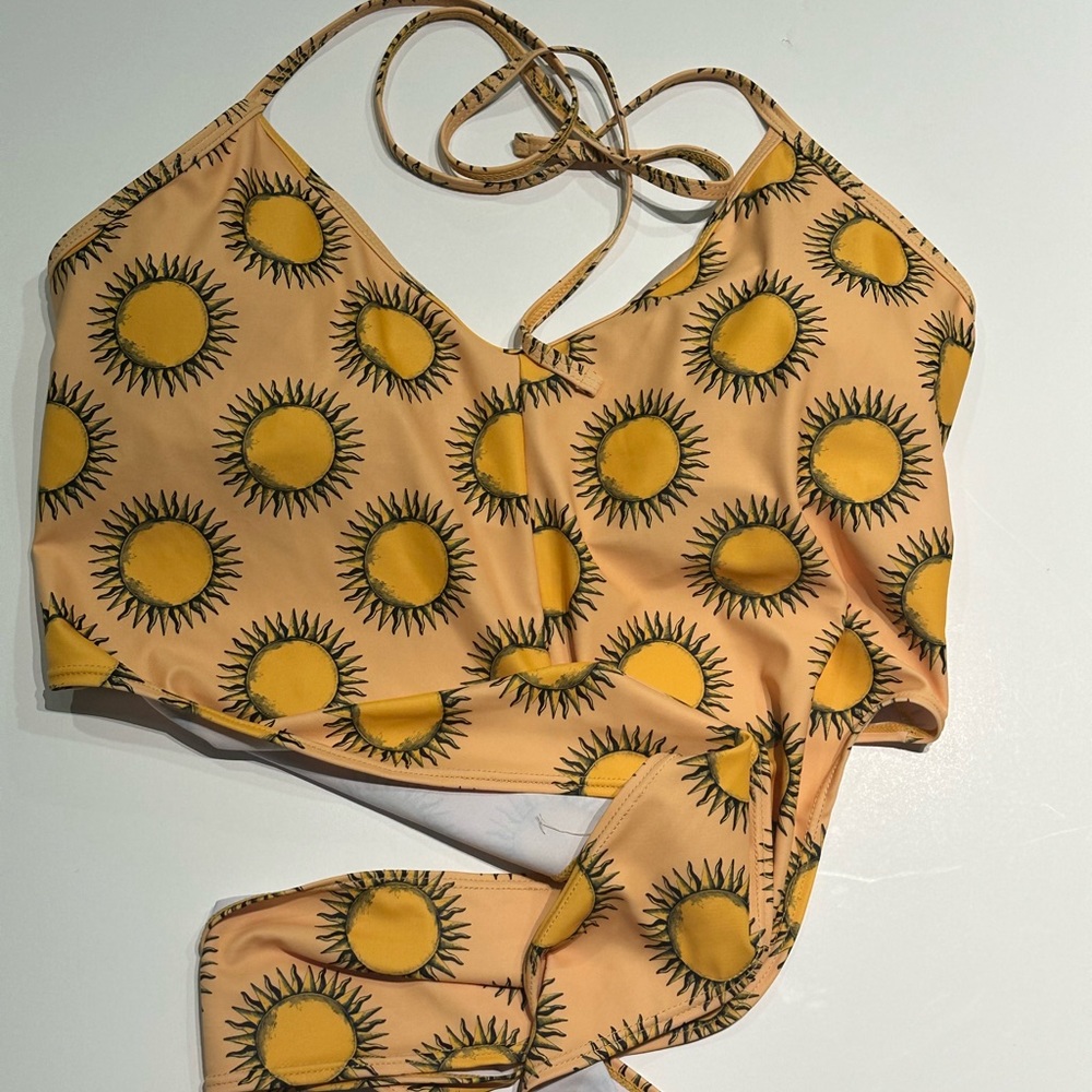 Kortni Jeane Tied Up Top. Suns print. Large. EUC.